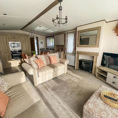 Stunning 8 Berth Caravan With Decking At Kessingland Beach Ref 90017D Benacre Exterior photo