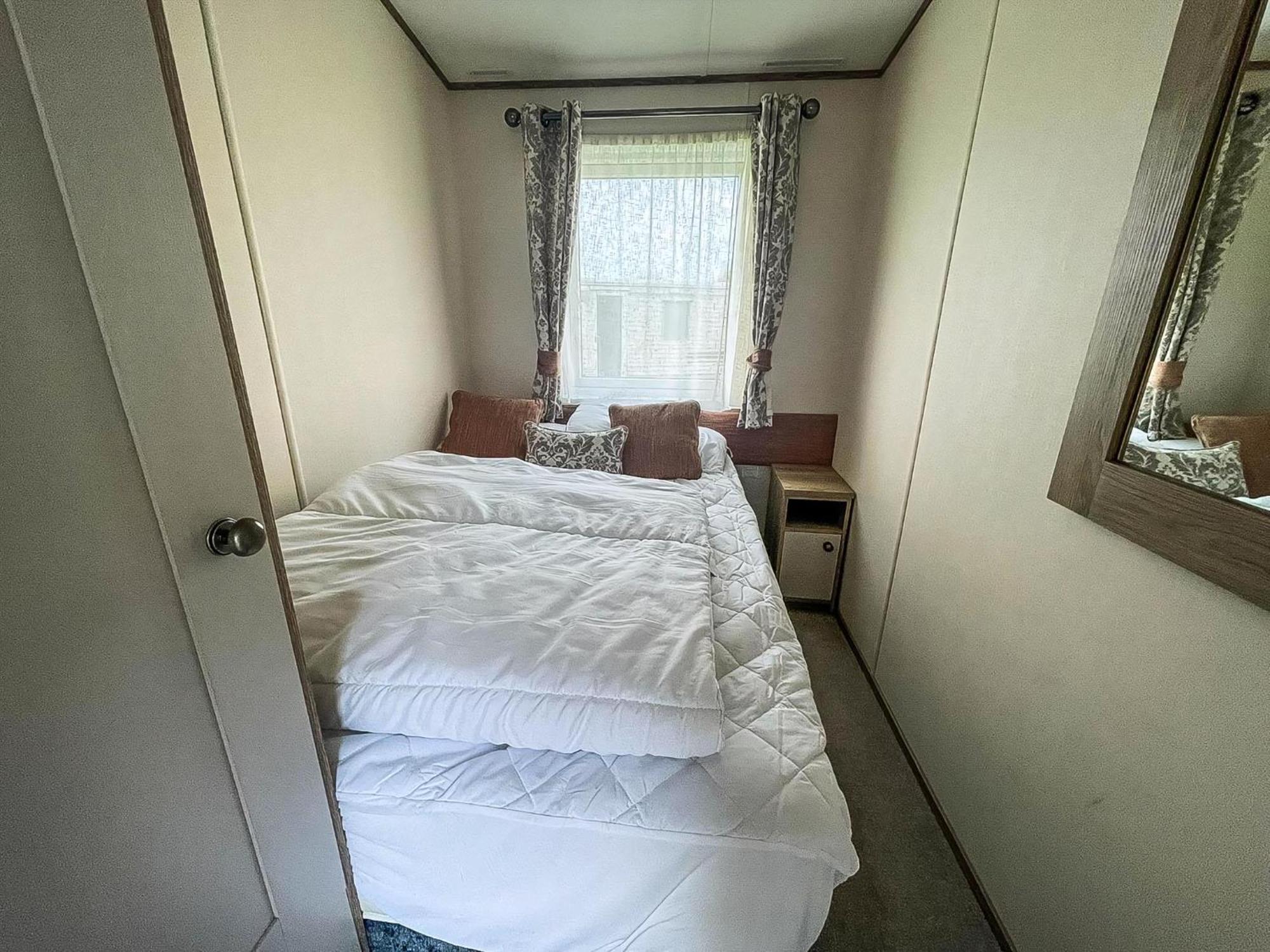 Stunning 8 Berth Caravan With Decking At Kessingland Beach Ref 90017D Benacre Exterior photo