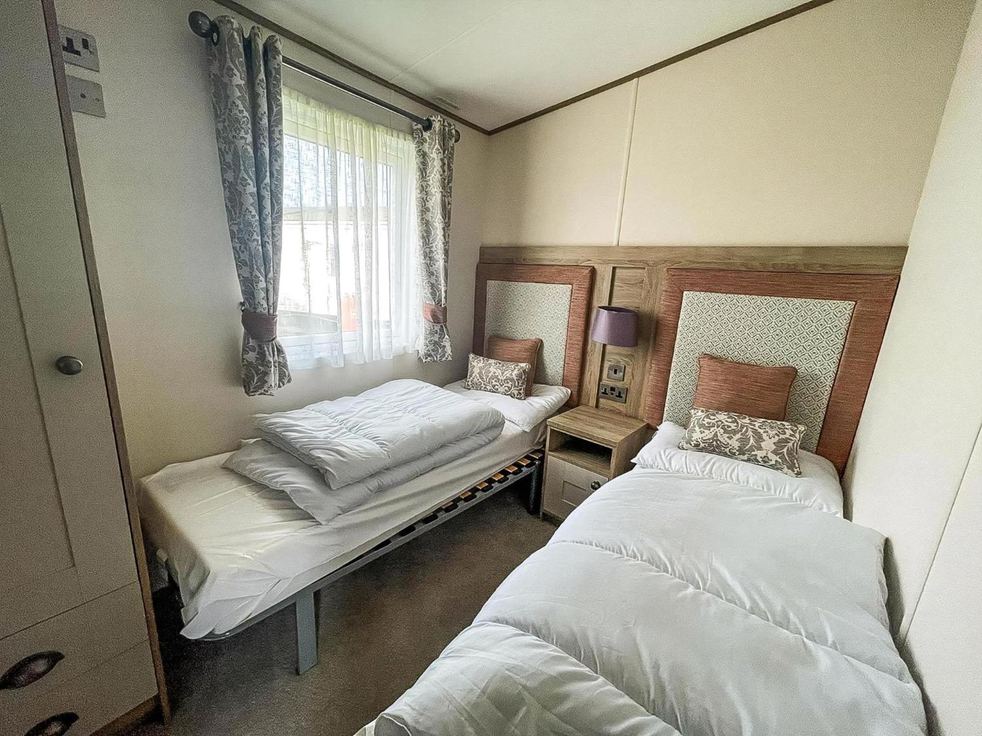 Stunning 8 Berth Caravan With Decking At Kessingland Beach Ref 90017D Benacre Exterior photo