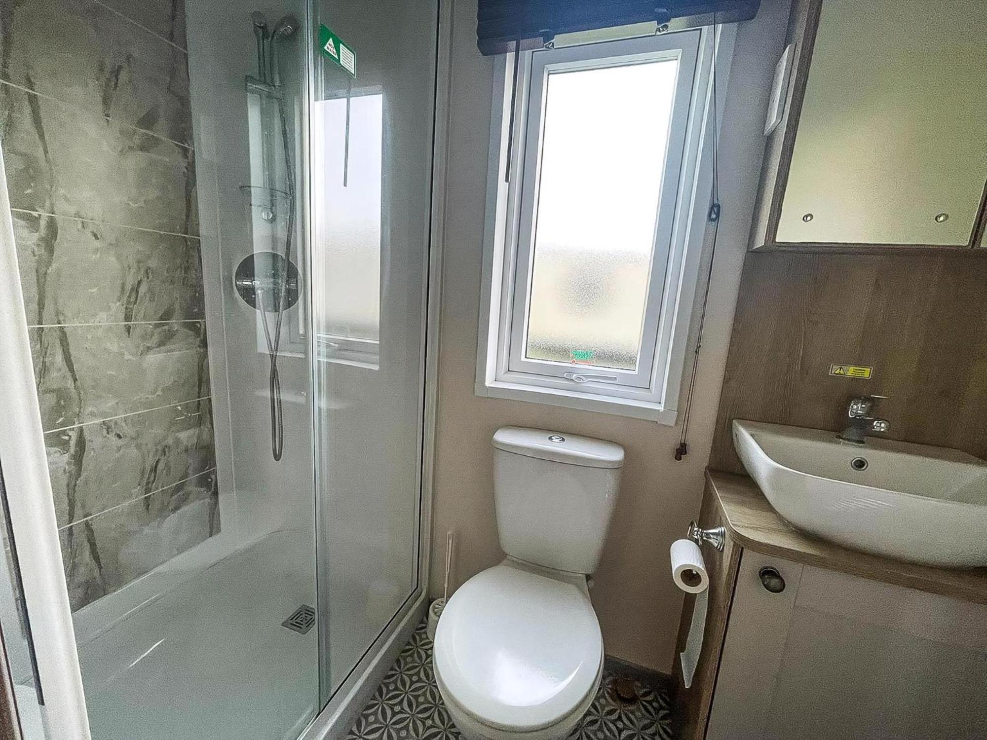 Stunning 8 Berth Caravan With Decking At Kessingland Beach Ref 90017D Benacre Exterior photo