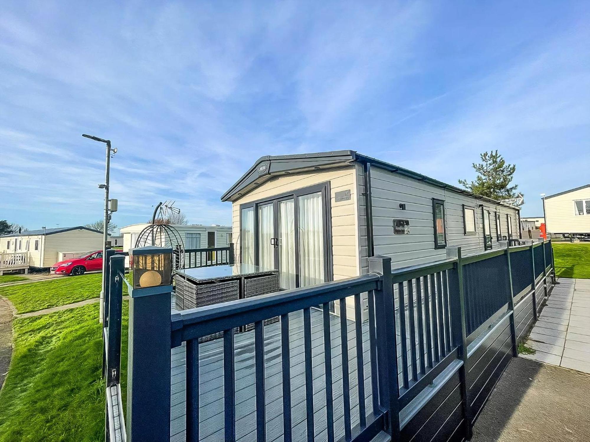 Stunning 8 Berth Caravan With Decking At Kessingland Beach Ref 90017D Benacre Exterior photo